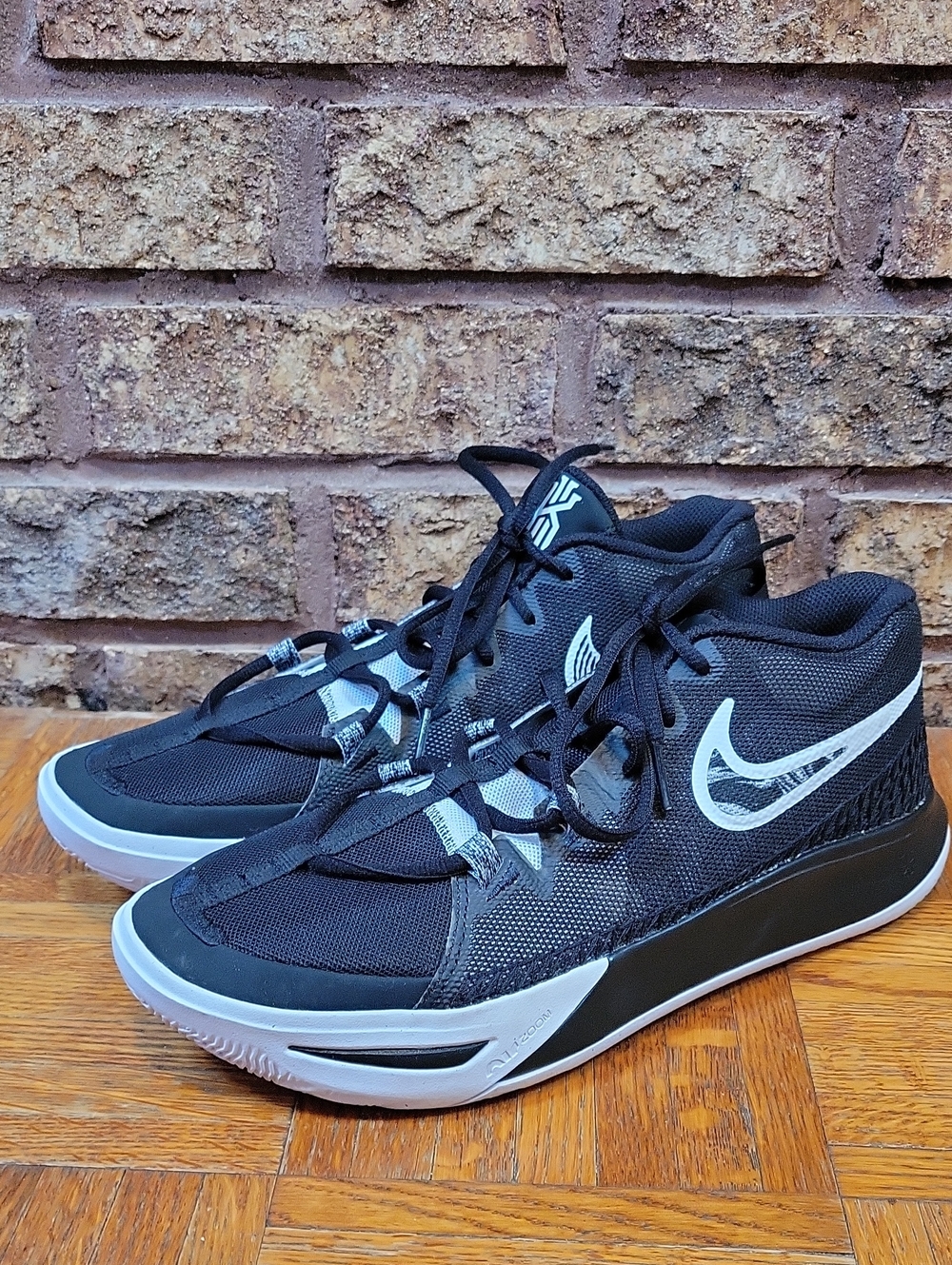 Nike Kyrie Flytrap Black and White Men's Performance Basketball Shoes Size 9.5